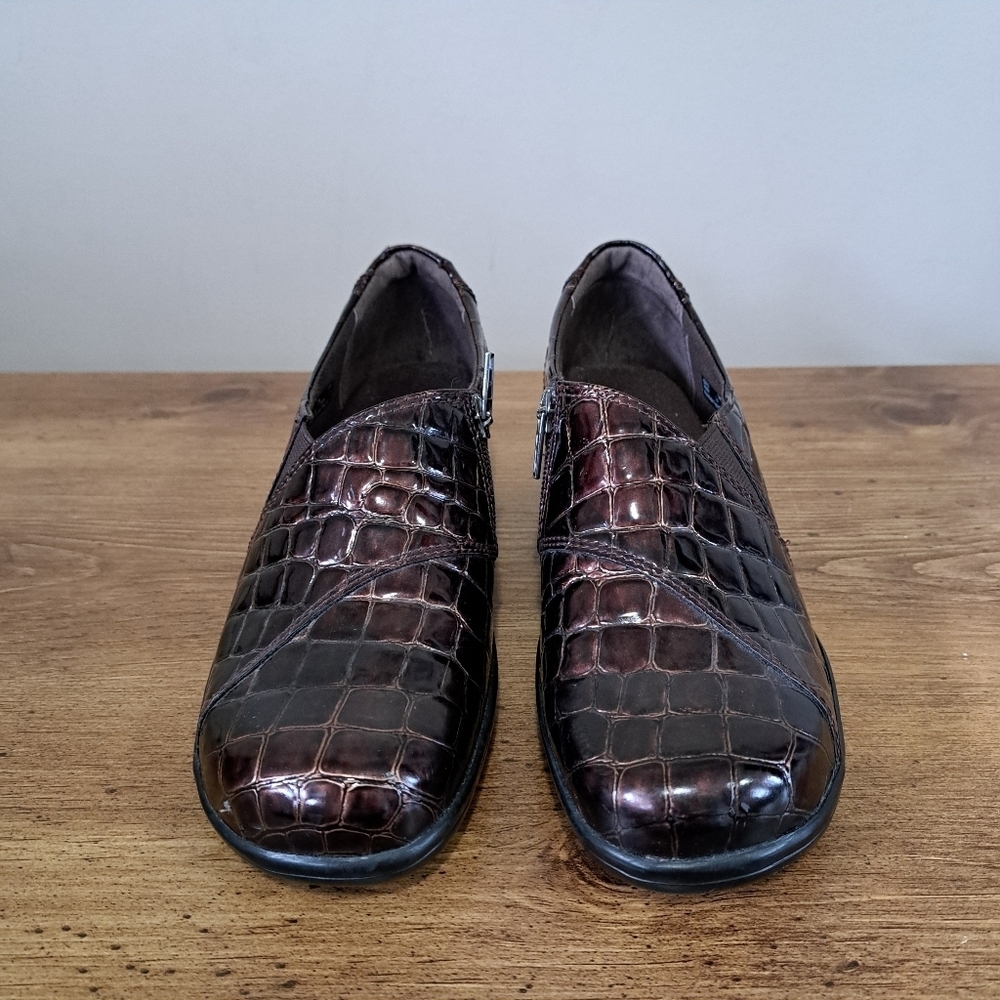 Clarks Bendables Brown Patent Shoes Crocodile Print Womens Size 7 Classic Zipper - Picture 3 of 16